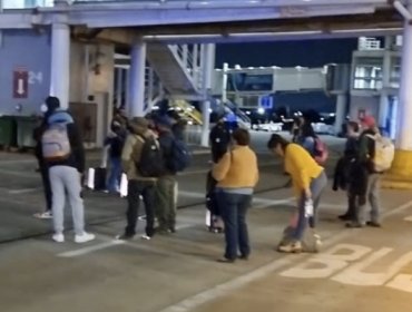Pasajeros ingresaron a la losa del Aeropuerto de Santiago en protesta por retraso de vuelo de JetSmart