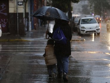 Intensas precipitaciones provocan anegamiento de diversas calles en la región de Valparaíso