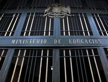 ¿Gobierno feminista? Ministro de Educación pide la renuncia a Directora Provincial en San Antonio pese a licencia vigente por cáncer