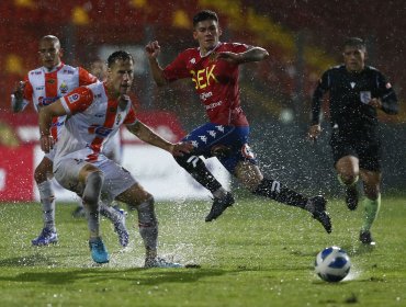 U. Española no pudo quedar como líder exclusivo tras empatar ante Cobresal en lluvioso partido