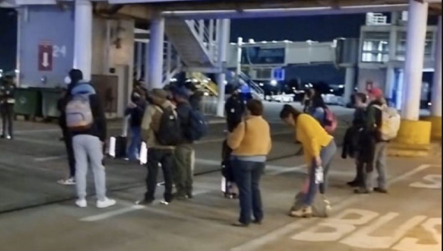 Pasajeros ingresaron a la losa del Aeropuerto de Santiago en protesta por retraso de vuelo de JetSmart