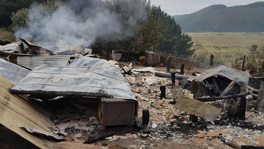 Nuevo ataque incendiario destruyó una casa, una bodega y un camión en Tirúa