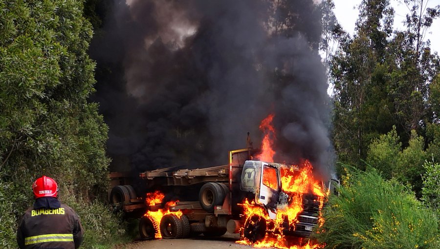 Desconocidos balearon a conductor de camión e incendiaron un segundo vehículo en Carahue