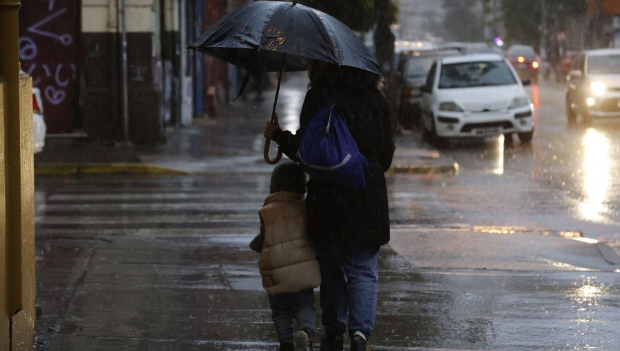 Intensas precipitaciones provocan anegamiento de diversas calles en la región de Valparaíso