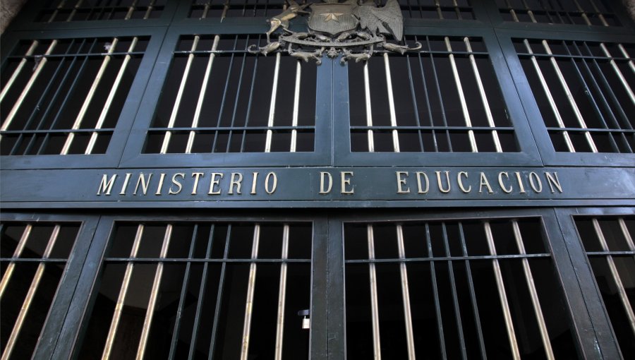 ¿Gobierno feminista? Ministro de Educación pide la renuncia a Directora Provincial en San Antonio pese a licencia vigente por cáncer