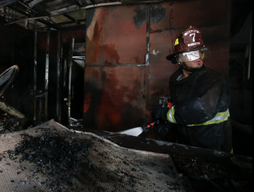 Mujer de 101 años muere en incendio que afectó a cuatro viviendas en el barrio Yungay de Santiago