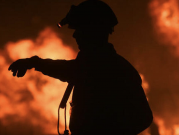 Casa habitación resulta totalmente destruida tras incendio estructural en Reñaca Alto