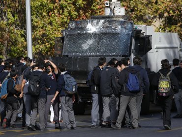 Estudiantes secundarios protagonizaron incidentes en las afueras del Instituto Nacional y el Liceo Tajamar