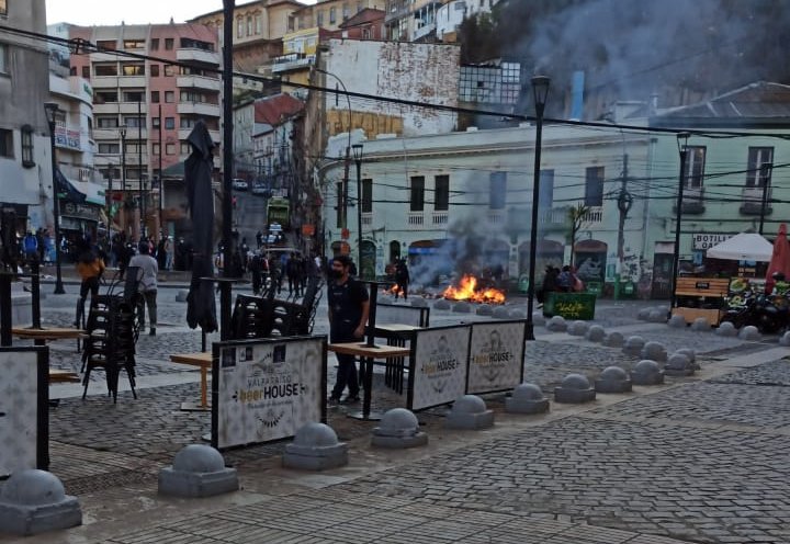 Barricadas y enfrentamientos generan desvíos de tránsito en sector de plaza Aníbal Pinto de Valparaíso