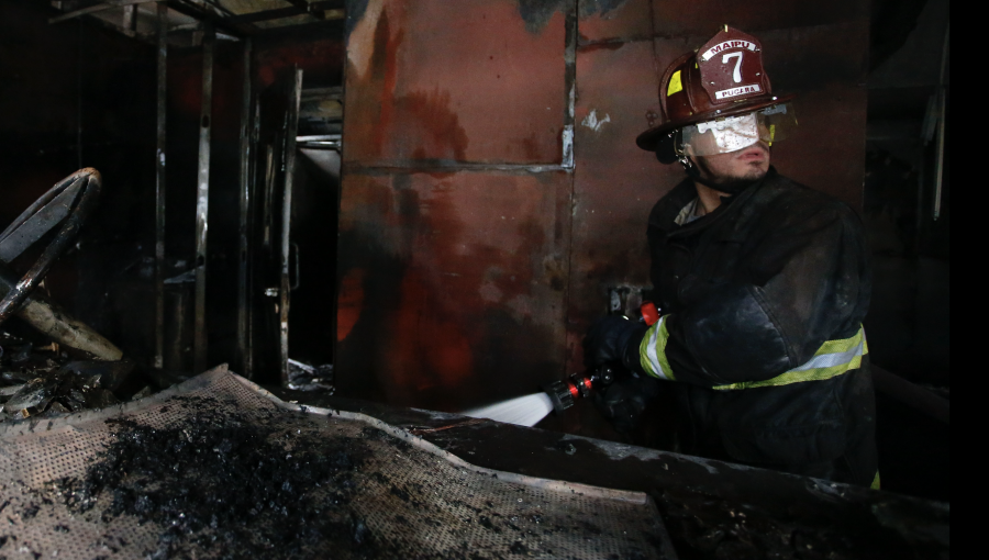 Mujer de 101 años muere en incendio que afectó a cuatro viviendas en el barrio Yungay de Santiago