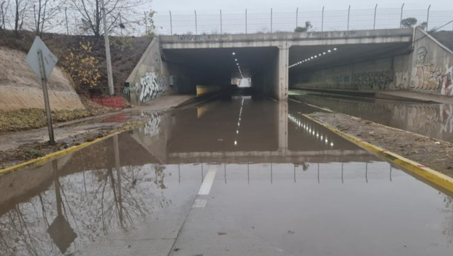 Caos absoluto en Quintero: principal acceso a la comuna está inundado producto de las precipitaciones