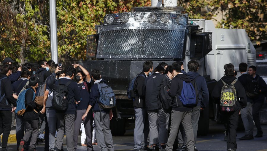 Estudiantes secundarios protagonizaron incidentes en las afueras del Instituto Nacional y el Liceo Tajamar