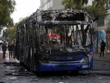 Estudiantes incendiaron un bus del Transantiago en cercanías del Liceo Barros Borgoño