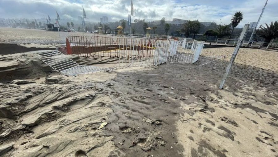 Investigan posible nuevo episodio de contaminación en playa de Viña del Mar: lluvia podría haber aflorado hidrocarburos