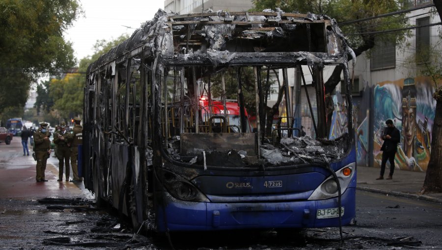 Estudiantes incendiaron un bus del Transantiago en cercanías del Liceo Barros Borgoño