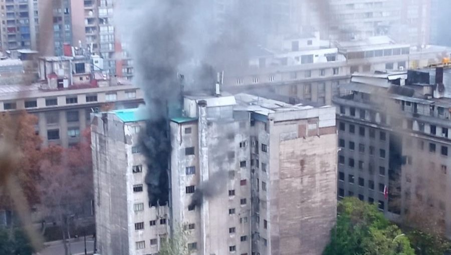 Incendio afecta a departamento del paseo Bulnes de Santiago: residentes del edificio fueron evacuados