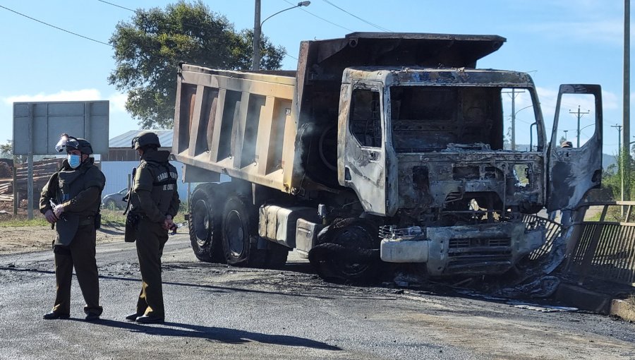 Ascienden a 33 los vehículos destruidos en ataque incendiario en Los Álamos: encapuchados agredieron a trabajadores