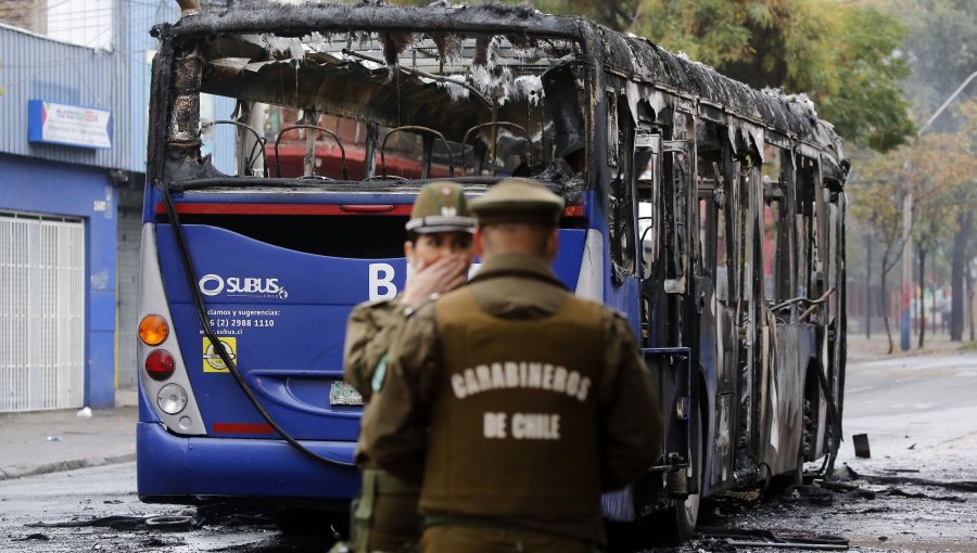 Gobierno se querelló tras la quema de un bus del Transantiago durante manifestación de estudiantes