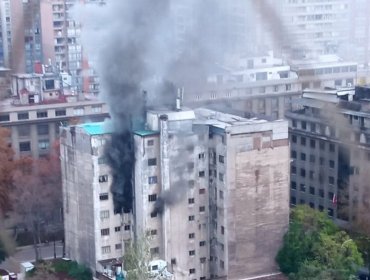 Incendio afecta a departamento del paseo Bulnes de Santiago: residentes del edificio fueron evacuados