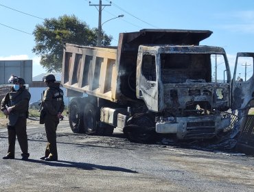 Ascienden a 33 los vehículos destruidos en ataque incendiario en Los Álamos: encapuchados agredieron a trabajadores