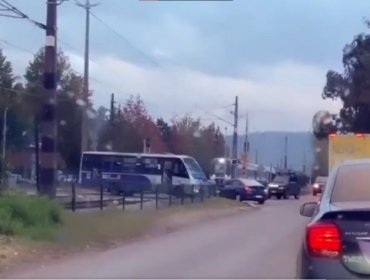 Captan irresponsable maniobra de conductores en Chiguayante: microbús y un auto casi son embestidos por Biotren