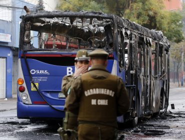 Gobierno se querelló tras la quema de un bus del Transantiago durante manifestación de estudiantes