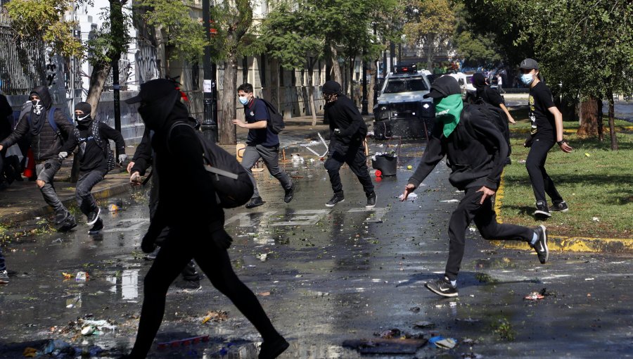 Estudiantes secundarios realizan marcha en la Alameda: Carabineros impidió que se aproximaran a La Moneda