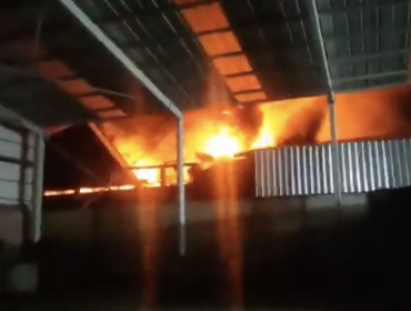 Emergencia química en La Pintana: Incendio fuera de control afecta a una fábrica de velas y amenaza con propagarse a otras