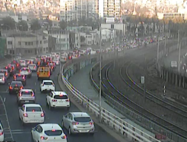 Colapso en el plan de Valparaíso por accidente en Av. Errázuriz: congestión vehicular se extiende hasta la Av. España