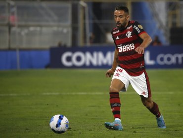 Hinchas del Flamengo volvieron a pedir la salida de Mauricio Isla tras marcar autogol ante la UC
