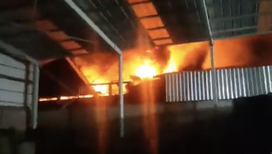 Emergencia química en La Pintana: Incendio fuera de control afecta a una fábrica de velas y amenaza con propagarse a otras