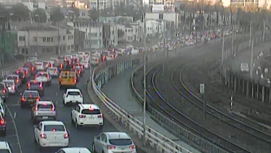 Colapso en el plan de Valparaíso por accidente en Av. Errázuriz: congestión vehicular se extiende hasta la Av. España