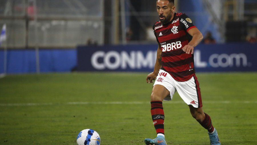 Hinchas del Flamengo volvieron a pedir la salida de Mauricio Isla tras marcar autogol ante la UC