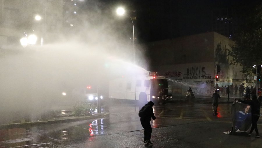 Desvíos de tránsito y cierre de accesos de Metro por manifestaciones en inmediaciones de plaza Baquedano