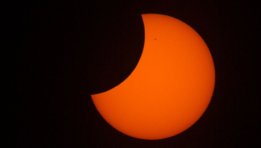 Eclipse solar parcial ya alcanzó su punto máximo en la capital