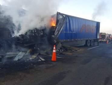 Ruta 5 Norte: Choque entre dos camiones de alto tonelaje dejó un muerto e incendio en la carretera