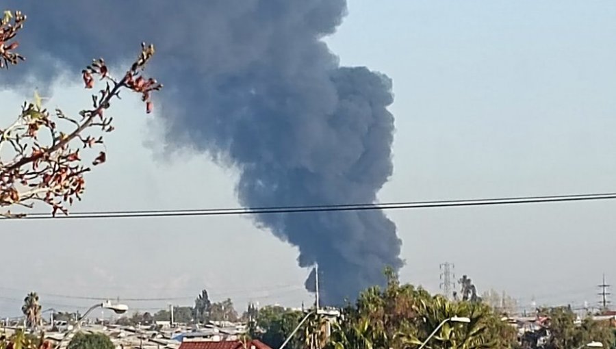 Incendio afectó a una fábrica de colchones y muebles en Maipú: 200 bomberos trabajaron para controlar el siniestro