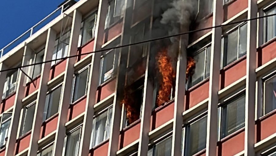 Incendio complejo y a gran altura moviliza a Bomberos de Valparaíso: se quema departamento ubicado frente a plaza Victoria