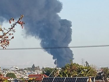 Incendio afectó a una fábrica de colchones y muebles en Maipú: 200 bomberos trabajaron para controlar el siniestro