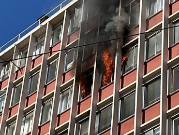 Incendio complejo y a gran altura moviliza a Bomberos de Valparaíso: se quema departamento ubicado frente a plaza Victoria