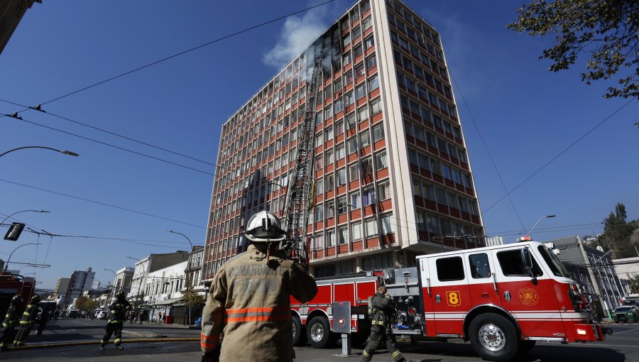 Incendio afectó a departamento ubicado frente a la plaza Victoria de Valparaíso: residentes del edificio fueron evacuados