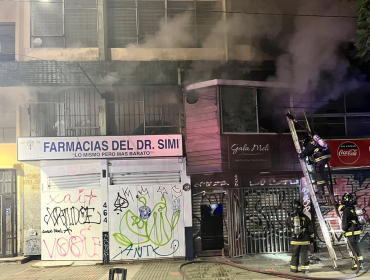 Incendio afectó a céntrica panadería de Valparaíso durante la madrugada: 10 personas mayores debieron ser evacuadas