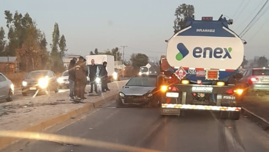 Alta congestión deja accidente de tránsito que involucró a un vehículo menor y un camión que transporta combustible en Concón