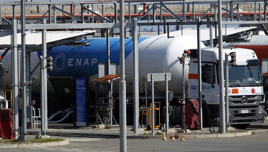 ENAP advierte que bloqueo de planta pone en riesgo el abastecimiento de combustibles en el sur: trabajadores siguen movilizados