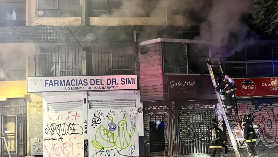 Incendio afectó a céntrica panadería de Valparaíso durante la madrugada: 10 personas mayores debieron ser evacuadas