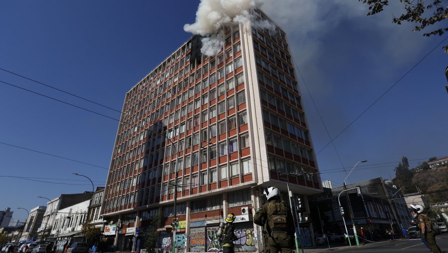 Las tres graves falencias detectadas en incendio del edificio Plaza Victoria y que podrían haber desencadenado una tragedia en Valparaíso