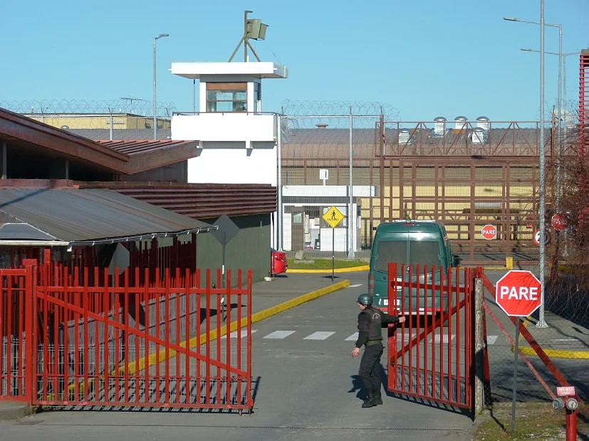 Detectan brote de influenza tipo A en cárcel de Puerto Montt: 15 internos se encuentran contagiados