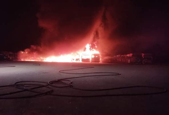 Voraz incendio afecta al menos a 10 buses del Transantiago en depósito de Maipú