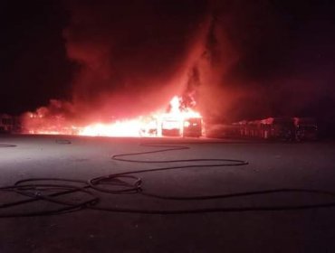 Voraz incendio afecta al menos a 10 buses del Transantiago en depósito de Maipú