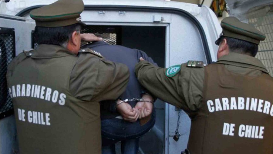 Detienen a delincuente que se hizo pasar por un cliente para robar $2,7 millones en joyas en Santiago